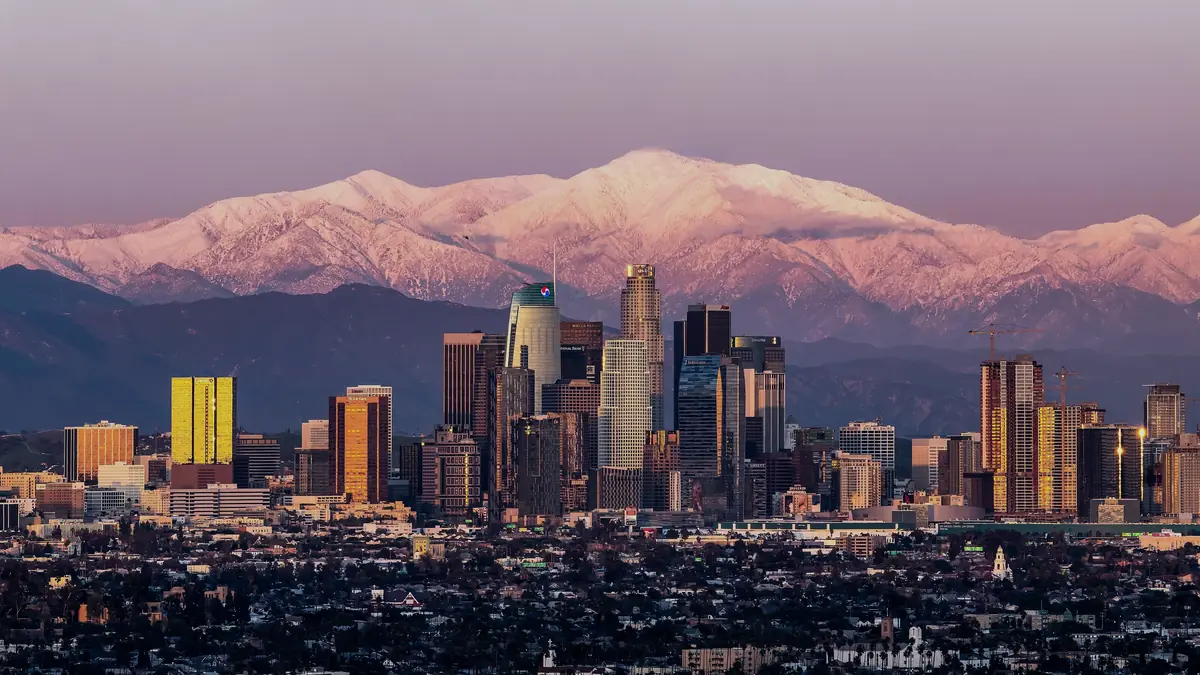 Los Angeles — photograph (Photo: Alek Leckszas · CC BY-SA 4.0 · via Wikimedia Commons)